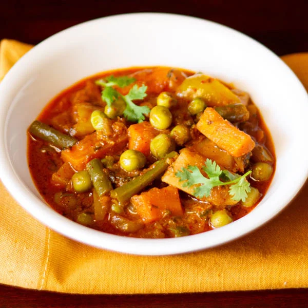 Kolhapuri Tambda Rassa (Spicy Veg Curry)